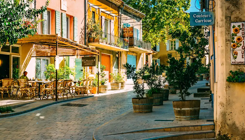 provence-architektur-straße